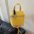 Mini borsa a scatola gialla in pelle martellata con pendente a cuore e manico - Giallo