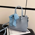 Sac à main bleu clair texturé avec nœud décoratif à pois et bandoulière réglable - Bleu