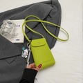 Mini sac à bandoulière en cuir vert citron avec breloque ours et boucle argentée - Vert avec Pendentif