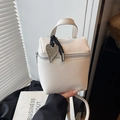Piccola borsa a tracolla in pelle bianca con ciondolo a cuore e dettagli argento - Bianco Sporco