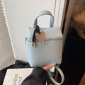 Mini borsa quadrata in pelle azzurra con motivo litchi e ciondolo a cuore - Blu