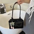 Sac sous le bras en cuir verni noir avec breloques perles et détails de ruban fleuri - Noir