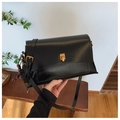 Sac bandoulière en cuir ciré noir avec fermoir en métal doré et détail de sangle tissée - Noir