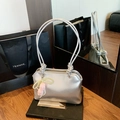 Sac à bandoulière argenté métallisé avec lanières nouées et pendentif floral en perles - Argenté