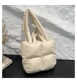 Detailansicht der cremefarbenen gesteppten Puffer-Tasche mit glänzendem Finish - Beige
