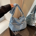 Sac bandoulière en denim bleu foncé avec plusieurs poches et large bandoulière - Bleu clair