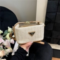 Sac bandoulière en paille tressée beige avec bordure en cuir marron et plaque métal - Blanc Cassé