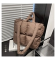Detail der dunkelbraunen gesteppten Puffer-Tasche aus weichem, wasserfestem Nylon - Braun