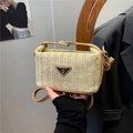 Mini sac à main en paille beige avec bordure en cuir et logo triangulaire en main - Kaki