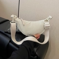 Sac bandoulière minimaliste en nylon blanc cassé avec texture plissée et large bandoulière - Blanc Cassé