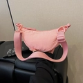 Sac bandoulière demi-lune en nylon rose avec large sangle réglable et style épuré - Rose