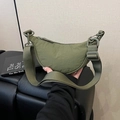 Sac bandoulière en nylon vert olive en forme de croissant avec une large sangle - Vert