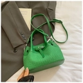 Detail der grünen geflochtenen Beuteltasche mit Lederschnalle und Riemen - Grün