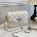 Sac bandoulière matelassé crème avec chaîne argentée et fermoir rotatif en métal - Blanc Cassé