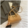 Detailaufnahme der Stroh-Eimertasche mit khakifarbenem Lederbesatz und Schultergurt - Khaki