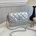 Sac à bandoulière matelassé argenté avec chaîne métallique et détail de boule décorative - Argenté