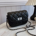 Petit sac noir matelassé avec bandoulière chaîne argentée et boule de réglage chic - Noir