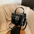 Modische schwarze Handtasche aus glänzendem Leder mit Silber-Reißverschluss und Schultergurt - Schwarz