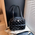 Schwarze gesteppte Lackleder-Schultertasche mit silbernen Sternen und Nieten - Schwarz