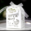Scatola regalo bianca tagliata al laser per baby shower con scritta It's A Girl e fiocco - Bianco