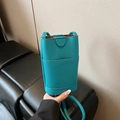 Verticale turquoise mini-emmertas met lychee-patroon en detail van het voorvak - Zonder Hanger Stijl / Blauw