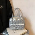 Gesteppte silberne Metallic-Tasche mit Strass-Stern und Drehverschluss-Detail - Silber