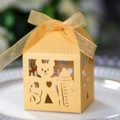 Detaillierte gelbe Geschenkbox mit Bären-Laserschnitt und goldenem Schleifenband - Gold