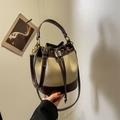 Bolso cubo bicolor en cuero beige y marrón con cordón y detalles metálicos dorados - Blanco Leche