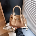 Beige Eimertasche aus Stroh und Leder mit silbernen Beschlägen und Schultergurt - Khaki