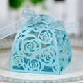Lasergeschnittene hellblaue Hochzeits-Süßigkeitenschachtel mit Rosenmuster und Schleife - Tiffany Blau
