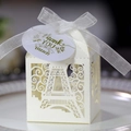 Dettaglio della scatola regalo bianca taglio laser Torre Eiffel con fiocco e tag - Avorio