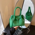 Hellgrüne Bucket Bag aus gewebtem Leder mit Tragegriff und silbernen Metallapplikationen - Grün