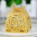 Lasercut Goldene Hochzeits-Bonbonschachtel mit Rosenmuster und elegantem Satinband - Gold