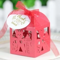 Détail boîte cadeau rouge ajourée avec motif d'ours et étiquette Thank You - Rouge Perlé