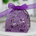 Detail der lila lasergeschnittenen Geschenkbox mit Rosenmuster und Satinband - Dunkellila