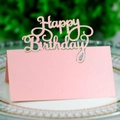 Macro di segnaposto rosa Happy Birthday tagliato al laser su un elegante piatto di porcellana - Rosa