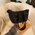 Bolso bandolera de nailon negro estilo media luna con un conjunto casual minimalista - Negro