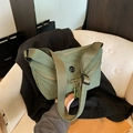 Bolso bandolera verde minimalista con correa ajustable y múltiples bolsillos con cremallera - Verde