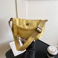 Bolso bandolera minimalista de nailon amarillo brillante con doble cremallera frontal - Amarillo