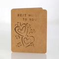 Détail du motif cœur découpé au laser et texte de vœux sur carte en kraft - Couleur Papier Kraft