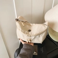 Bolso bandolera minimalista de nailon beige con correa ajustable y detalle de logotipo - Blanco Roto