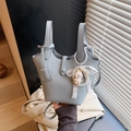 Bolso cubo chic de cuero gris azulado claro con colgante de oveja y lazo de perlas - Con Colgante / Azul