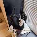 Bolso tipo cubo de cuero granulado negro con asa superior y colgante de perlas - Con Colgante / Negro
