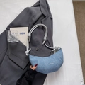 Croissant-Tasche aus blauem Denim-Stoff mit silbernem geknotetem Schultergurt-Design - Blau Ohne Anhänger