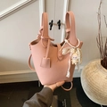 Bolso cubo rosa con colgante de perlas y correa ajustable para mujer elegante - Con Colgante / Rosa