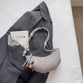 Graue Croissant-Tasche mit geknotetem Riemen und stilvoller Textiltextur für Damen - Grau Ohne Anhänger