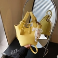 Bolso cubo amarillo en cuero granulado con colgante de muñeca con lazo blanco - Con Colgante / Amarillo