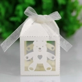 Detalle de caja de dulces de oso blanca cortada con láser con cinta de organza - Marfil