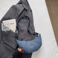 Denimblaue Croissant-Schultertasche mit Knotengurt und modischem Print im Freizeit-Look - Dunkelblau Ohne Anhänger