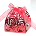Detail der roten lasergeschnittenen Rosen-Bonbonschachtel mit glänzendem Band - Reflektierendes Rot